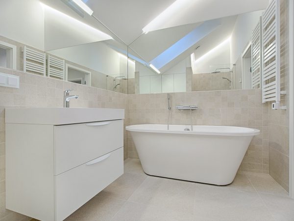 white-bathtub-in-bathroom-1571461